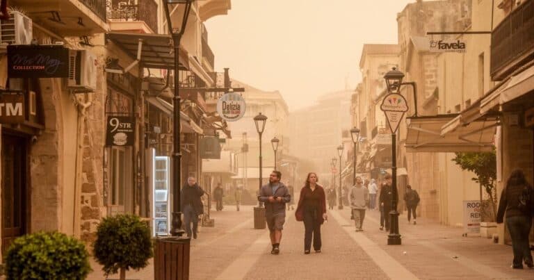 Η αφρικανική σκόνη κυριαρχεί: Αποπνικτική ατμόσφαιρα σε όλη τη χώρα