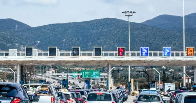 Βομβαρδισμός στην Αττική: Η επιστροφή των εκδρομέων της Τρίτης του Πάσχα