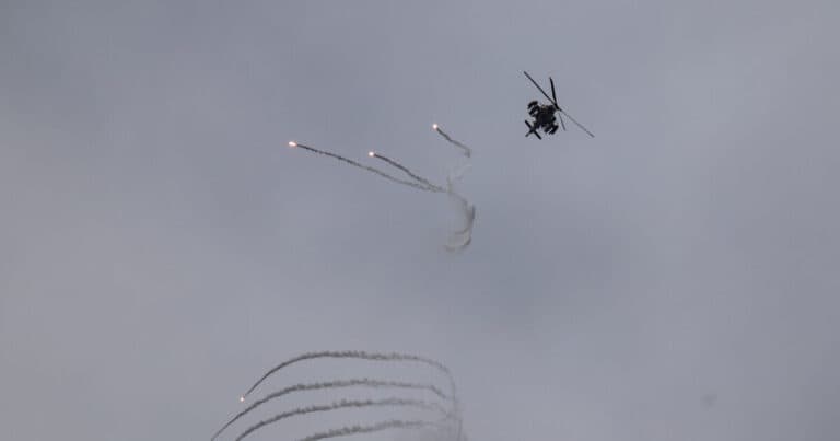 Σφοδρές συγκρούσεις στη Μέση Ανατολή: Εκεχειρία στο Λίβανο και ναυτικό μπλοκάρισμα Ιράν