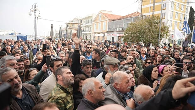 Λέσβος: Κτηνοτρόφοι αποκλείουν το λιμάνι της Μυτιλήνης
